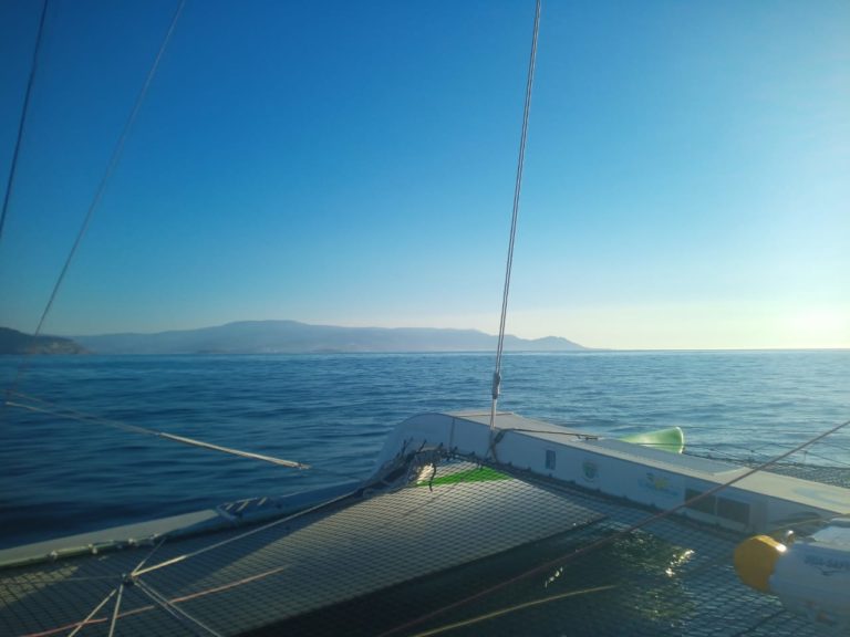 Vue des côtes de Vigo en Espagne depuis le trimaran Trilogik